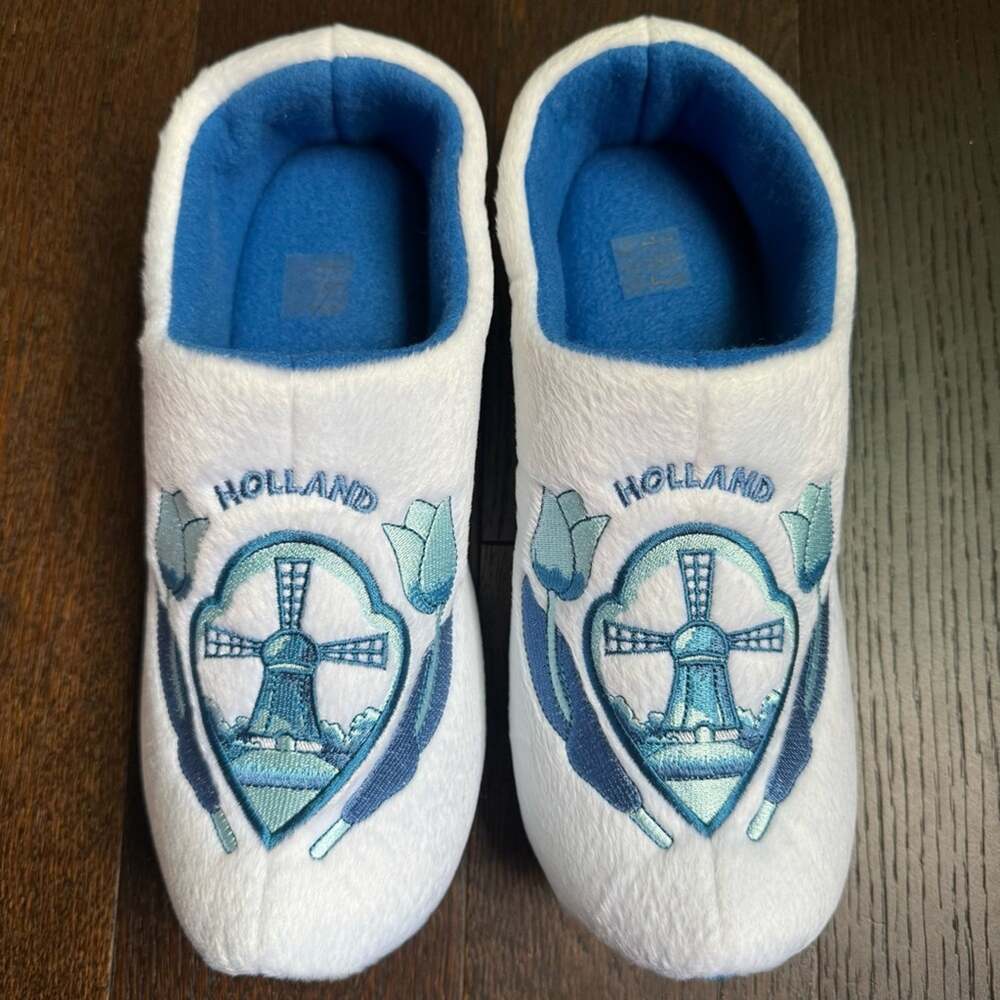 NWT - Wooden Shoes Tulip Delft Blue Slippers - Size 10/11